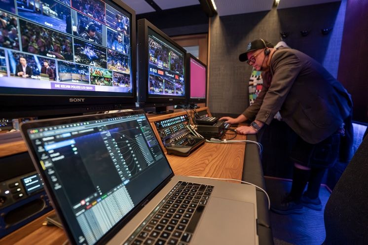 Dota 2 OB truck David working with Buttons