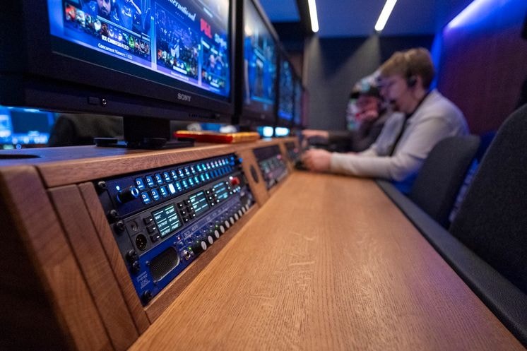 Dota2 OB-bus tech working with Stream Deck Studio in foreground